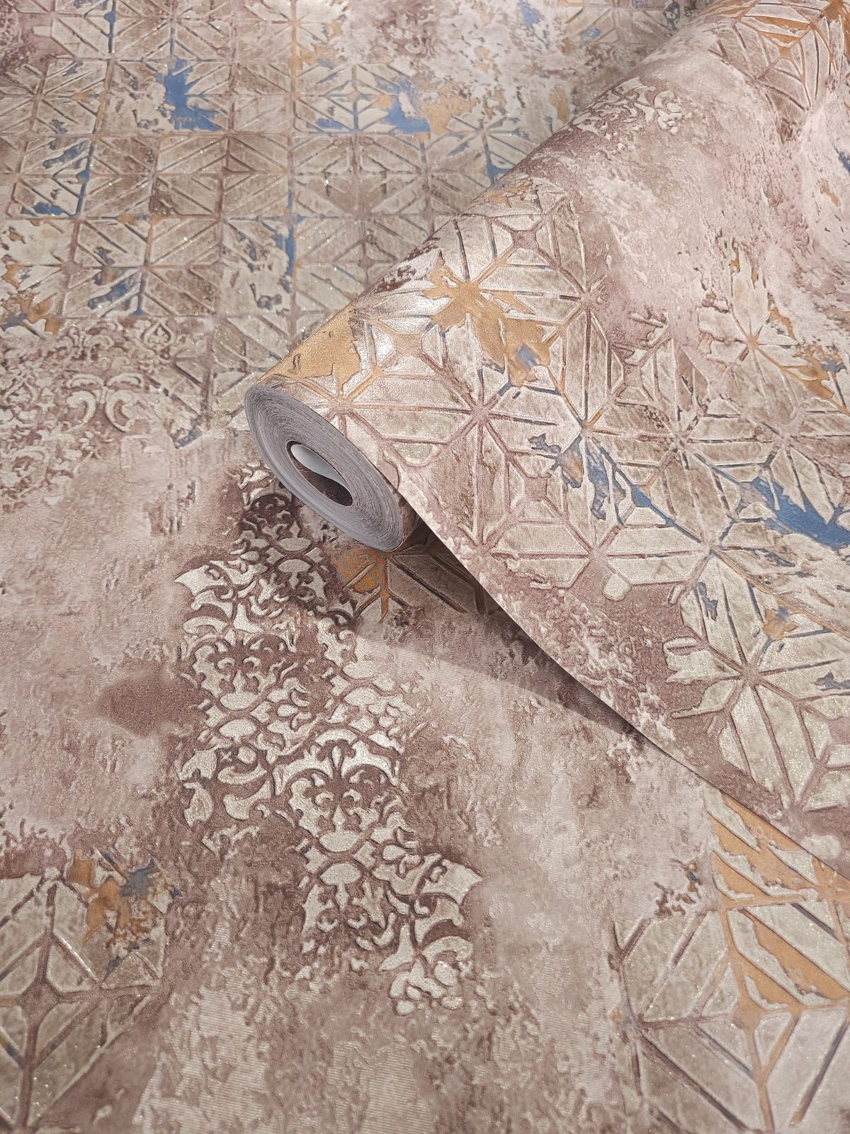 TEXTURED STENCIL DECORATIVE DESIGN